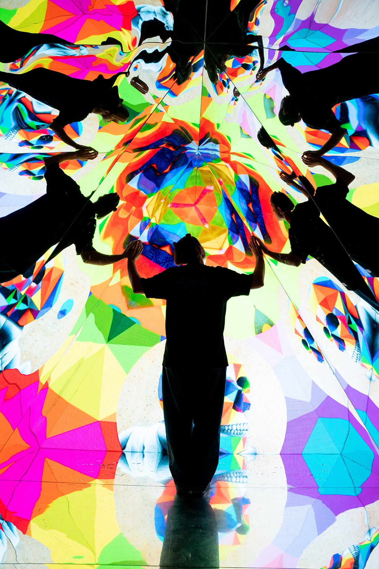 Retrospective Kaleido, obra que forma parte de la exposición Walking Life de Okuda