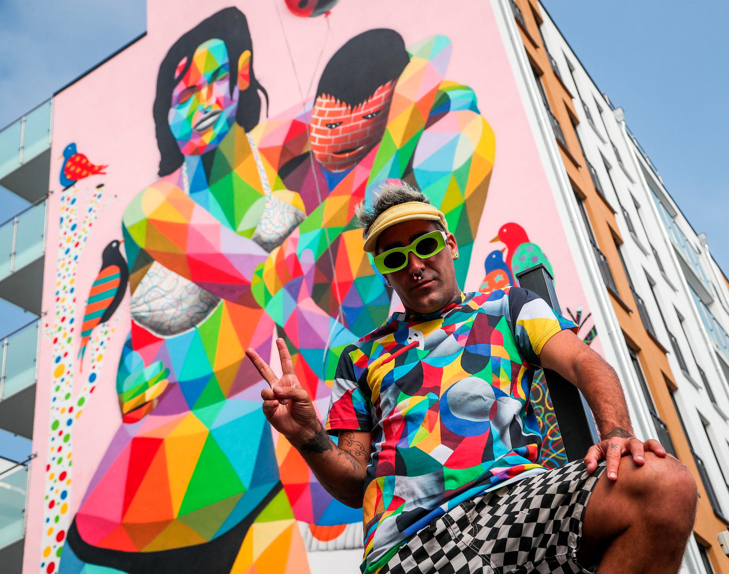 Okuda San Miguel con una de sus obras de gran formato